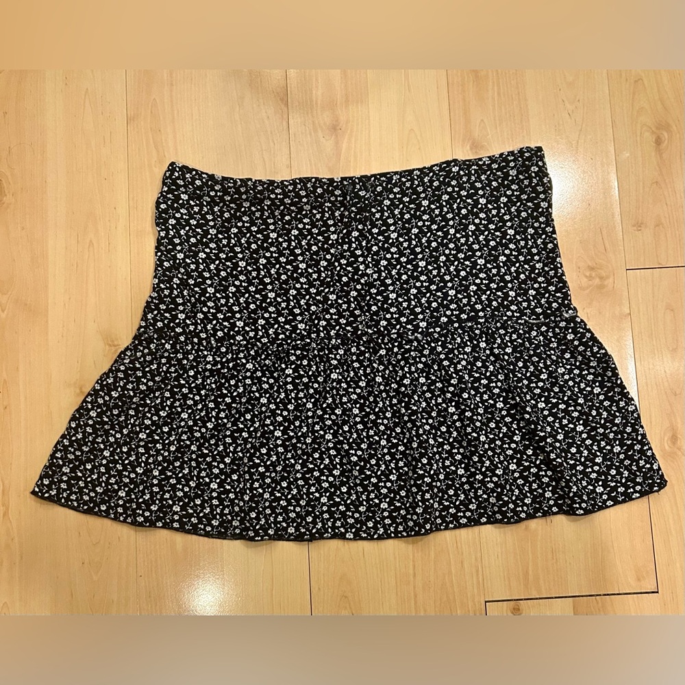 Cute Summer Floral Mini Skirt
Brandy Melville 
Black and White
Size Medium